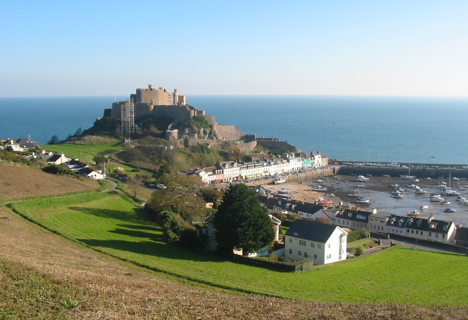 Mont_Orgueil_and_Gorey_harbour,_Jersey.jpg