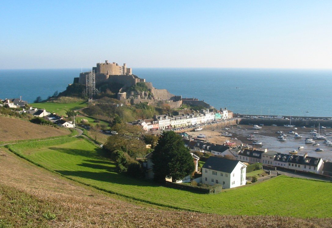 Mont_Orgueil_and_Gorey_harbour,_Jersey.jpg